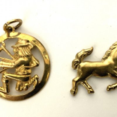 2 9ct gold charms. 3.23g (A)