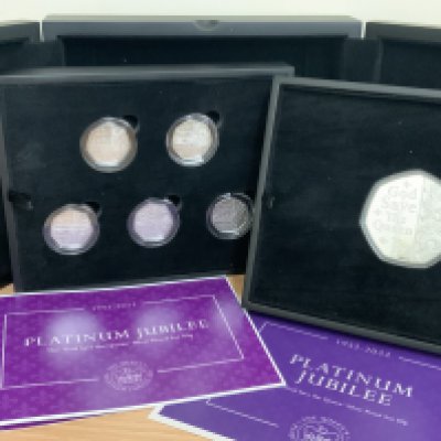 The Queens Jubilee Westminster mint 5OZ 50p coin together with similar standard size silver 50p collection. (B)