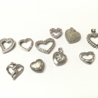 A collection of 9ct white gold heart diamond pendants including one which is CZ. 16.22g
