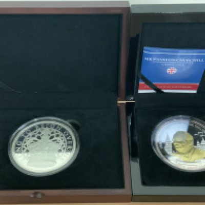 A cased sterling silver 2022 proof 5OZ coin together with a Churchill 5 Crown coin. (B)