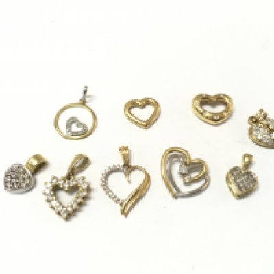 A collection of assorted 18ct gold heart pendants. 12.30g