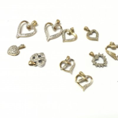 A collection of assorted 9ct gold heart pendants. 12.52g.
