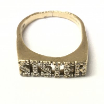 A 9ct gold diamond sister ring. Size M and 3.5g Postage A