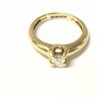 An 18ct gold diamond solitaire ring size I and 2.87g