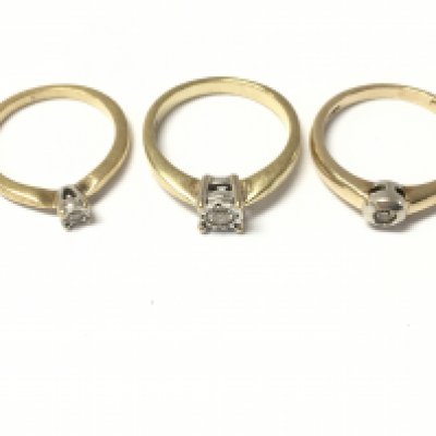 Three 9ct gold diamond solitaire rings. 7.6g