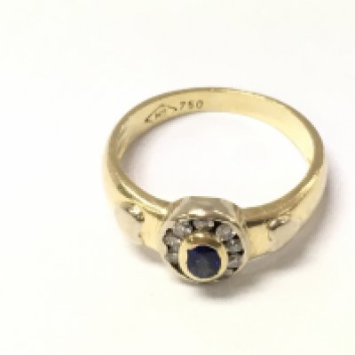 An 18ct gold sapphire and diamond cluster ring. Size K 3.9g