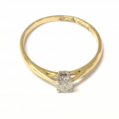 An 18ct gold diamond solitaire ring. Approx 0.20ct size Q and 2.22