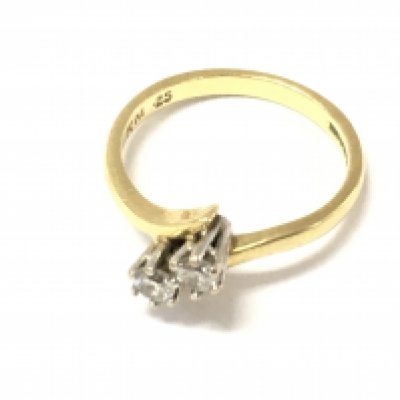 An 18ct gold 2 stone diamond ring 0.25ct size L and 3.2g