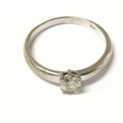 An 18ct white gold solitaire diamond ring Approx 0.30ct size N and 2.91g