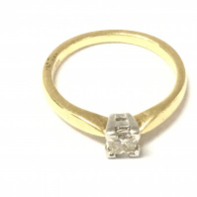 An 18ct gold princess cut diamond solitaire ring. Size M 1/2 and 3.52g