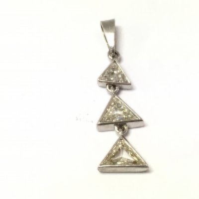 A white metal 3 stone diamond drop pendant. 1.2g