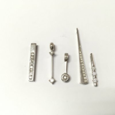 A collection of 5 18ct white gold diamond pendants. 8g