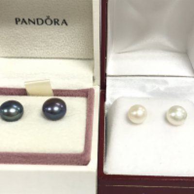 Two pairs of 9ct gold cultured Pearl earrings . Black and cream . 3.5g total weight. Postage category a