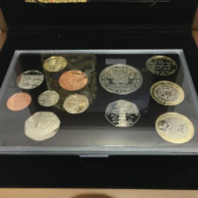 A 2009 UK executive proof coin set containing the Kew Gardens 50p. Low COA number. Postage B