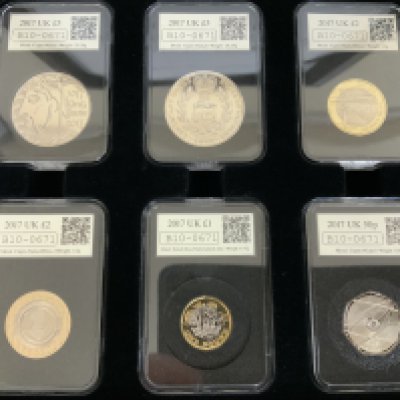 5 cased commemorative coin presentation sets. (B)