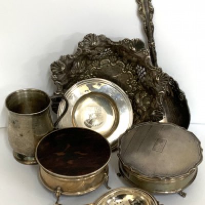 A small collection of hallmarked silver items to include 2 silver trinket boxes, Art Nouveau Bravingtons tea strainer, small hallmarked Armada dish, silver tankard, hallmarked pierced floral Bon Bon dish, Cigarette case. (C)