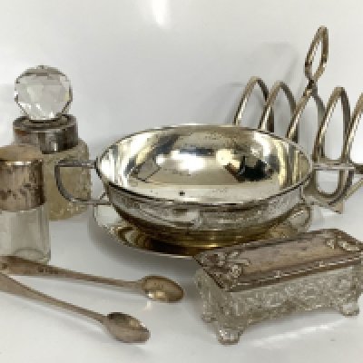A two handled silver soup bowl and saucer, marks for Birmingham 1921, George Unite. Together with hallmarked silver toast rack, trinket box, smelling slats bottle, perfume bottle, sugar tongs. (B)