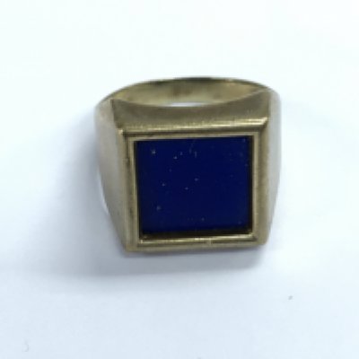 A 9ct gold ring set with lapiz. Size R and 5.04g Postage A