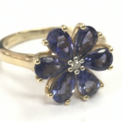 A 9 carat gold ring, 3.2g total weight. Postage category A