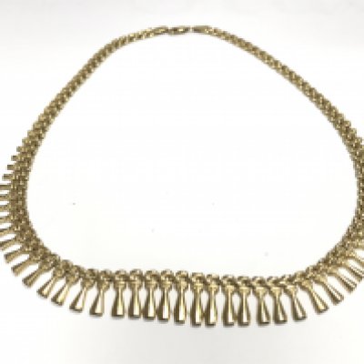 A 9ct gold necklace. Approximately 42cm long and 15.39g. Postage A