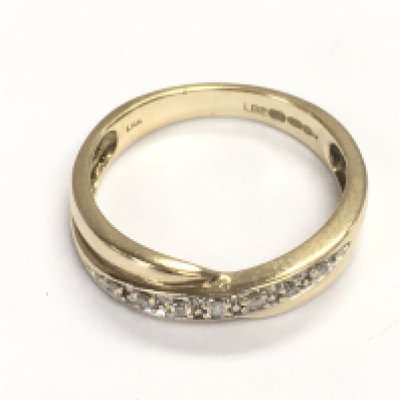 A 9ct yellow gold twist ring set with RC diamonds Approx 0.10ct. Size M and 2.39g Postage A