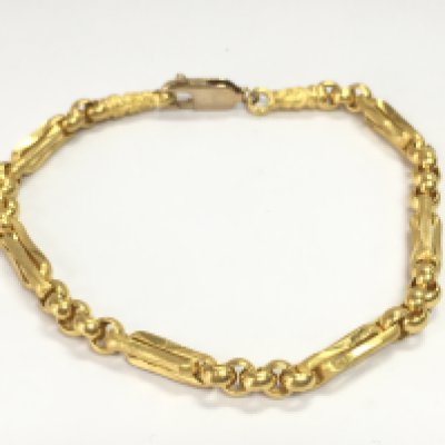 An unmarked high grade gold bracelet with an added 9ct gold clasp. 14.45g