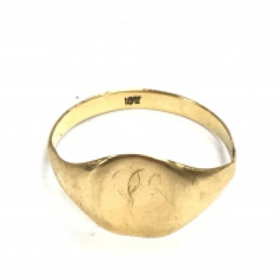 An 18ct gold signet ring size R 1/2 and 3.19g Postage B