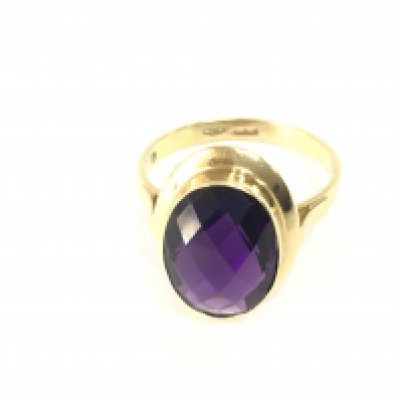 An 18ct gold ring set with large amethyst. Size O 1/2 and 4.27g Postage A