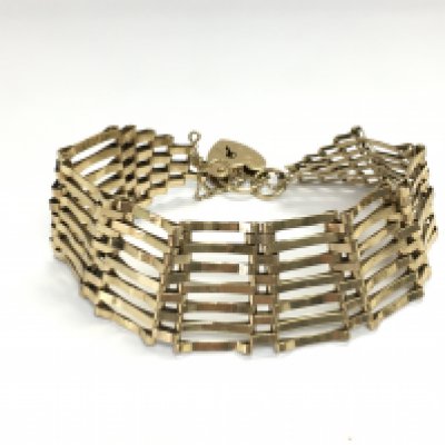 A 9ct gold gate bracelet. 13.42g Postage B
