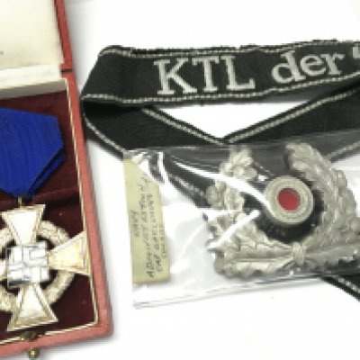 German Third Reich Collection including a boxed faithful service medal, SS cuff title, Navy administrator cap badge. Postage category A