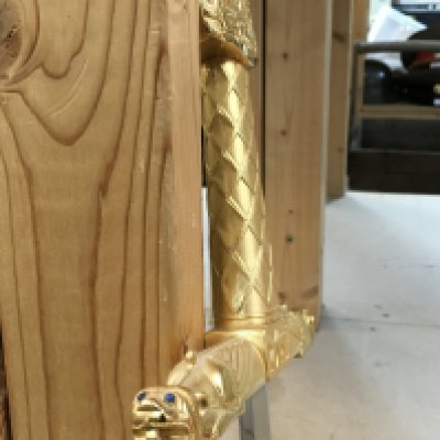 A replica Sword of Charlemagne with a wooden display board. With Certificate of authenticity.Sword total length 98cm long. The original sword is a traditional coronation sword of France, once attributed to the great Emperor Charlemagne. This lot cannot be posted