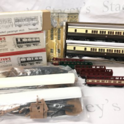 A Collection of Unbuilt And Loose 0 Gauge And 00 Model Kits.No Reserve.
