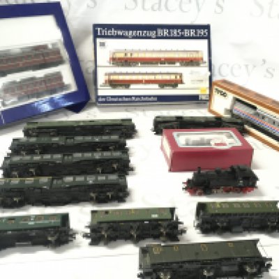 A mixed collection of 00 gauge locomotives and rolling stock both boxed and loose by various manufacturers. No reserve