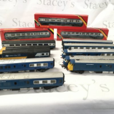 A collection of 00 gauge model railway coaches and 2 locomotives by Triang and Hornby. No reserve.