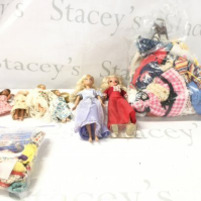 Collection of dolls including Sindy..Pippa etc also includes 2 bags of clothes. No reserve
