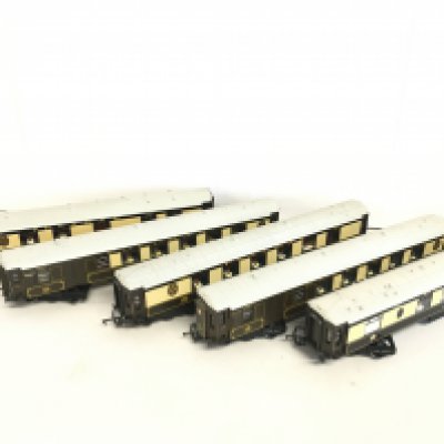 5 X 00 Gauge Pullman Coaches. Maker Unknown.