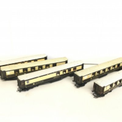 5 X Hornby 00 Gauge Golden Arrow Pullman Coaches. No Reserve.