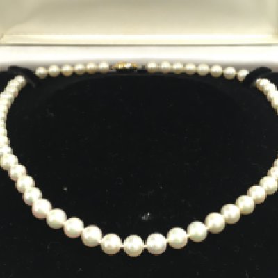 A cultured pearl necklace with a 9 carat gold clasp