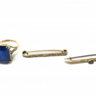 A 9ct gold ring set with blue stone and two 9ct gold brooches. 7.97g total. Postage B