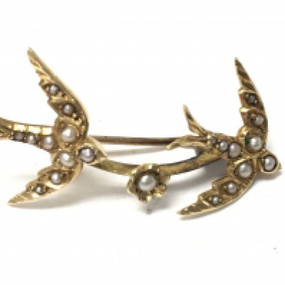 A 15ct gold Edwardian brooch set with seed pearls. 3.75g Postage A