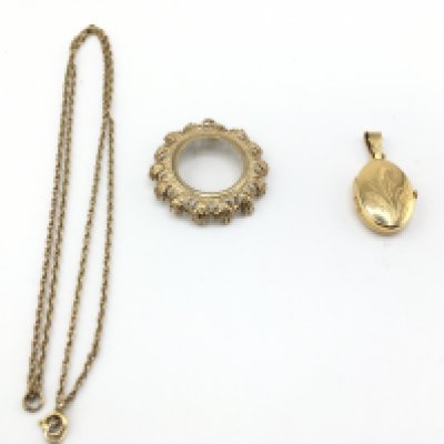 An 18ct gold locket 7g and a 9ct gold chain and sovereign mount 9.73g Postage A