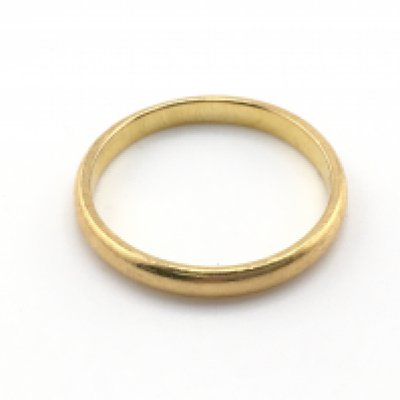 A 22ct gold ring 3.70g and size R 1/2 Postage A