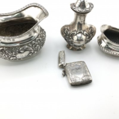 A collection of silver items including a vesta cast. Approximately 200g total. Postage D