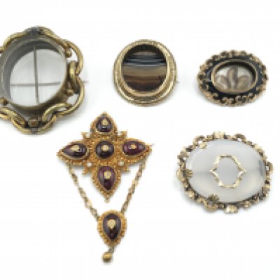 A collection of five vintage brooches and a fob on yellow metal chain. Postage B