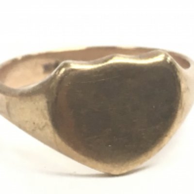 A 9 carat gold signet ring. Size S. 5.8g. Postage category A