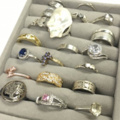 A tray containing 20 silver earrings. Postage category A