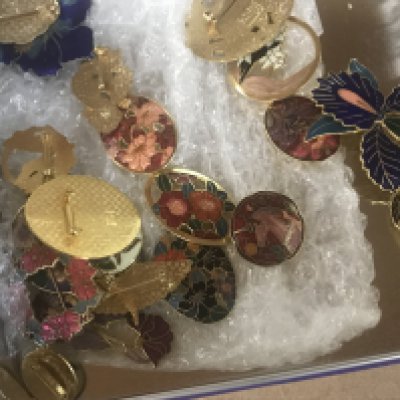 A collection of vintage enamel brooches .NO RESERVE