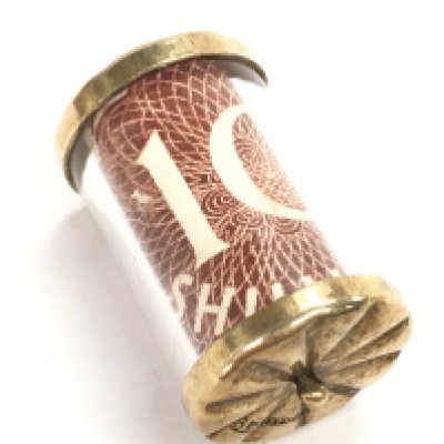 A 9ct gold 10 shilling charm. Postage category A