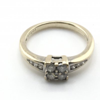 An 18ct gold ring set with diamonds. Approximately 0.33ct total. Size M 1/2 and 4.1g
