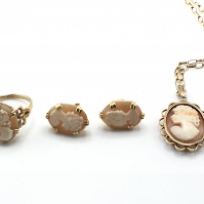 A 9ct gold cameo jewellery suite. 10.9g. Ring is size O 1/2 Postage B